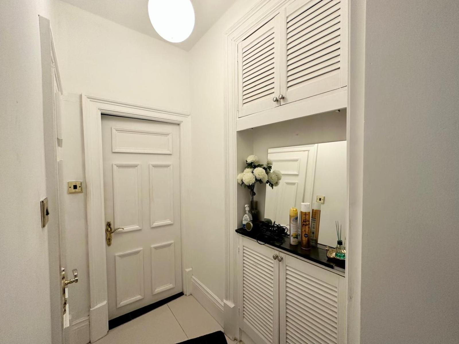 Opposite Of Edgware Road Tube Station, Short Walk To Marble Arch *
