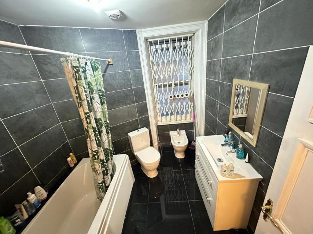 Opposite Of Edgware Road Tube Station, Short Walk To Marble Arch Homestay London
