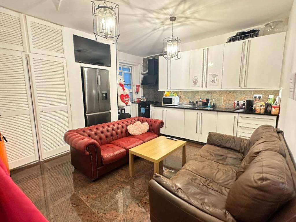 Opposite Of Edgware Road Tube Station, Short Walk To Marble Arch London