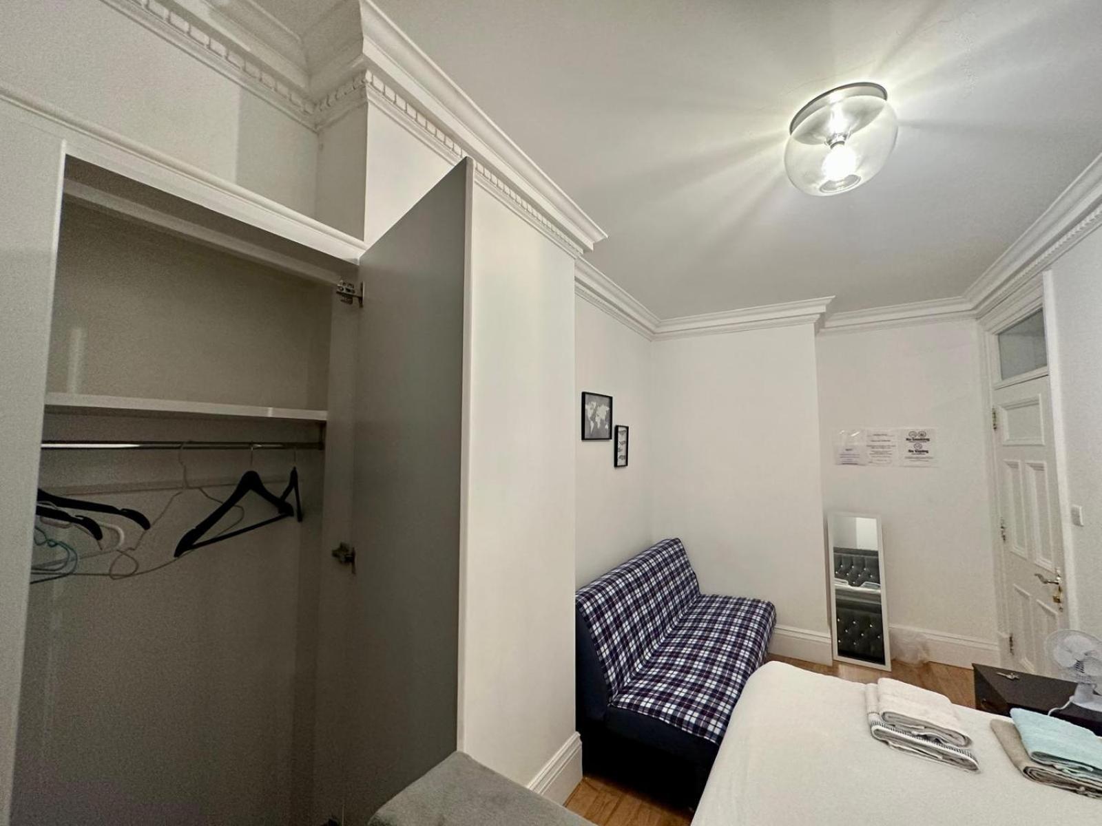 Opposite Of Edgware Road Tube Station, Short Walk To Marble Arch * London